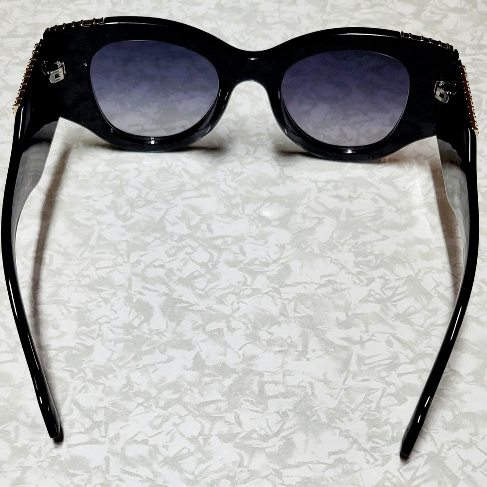 Elegant Black and Gold Sunglasses - Picture 3 of 4